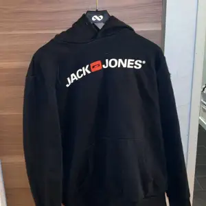 Jack and jones hoodie i bra skick, litet hål på armen som inte syns så mycket när man har den på sig annars väldigt bra skick 