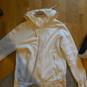 Cp Company Hoddie  - En vit Cp Company hoddie som knappt är använd! Storleken är M men sitter även bra på dig som har storlek S. Produkten är i väldigt bra skick och som sagt knappt använd. Säljer den pga av att jag inte använder den längre.