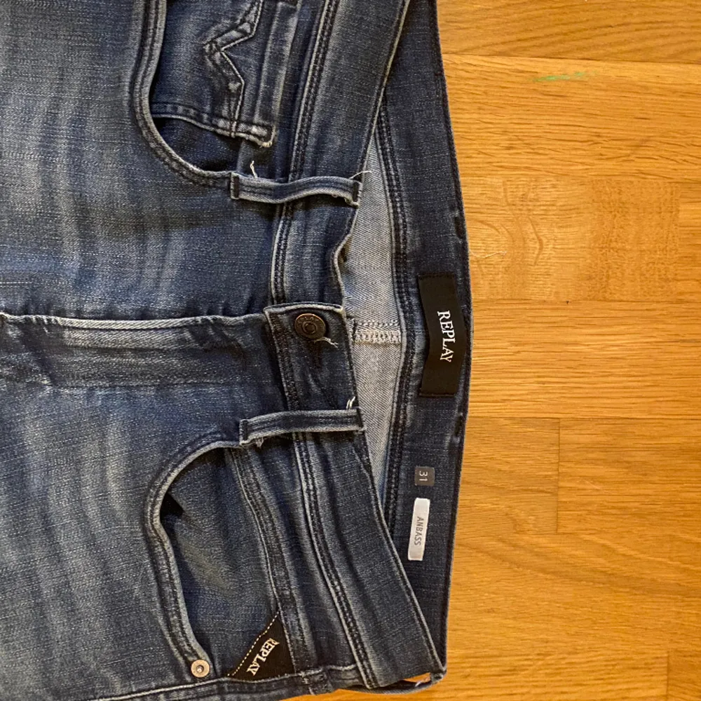 Fina Replay anbass i storlek w31 l32. Finns ett  gammalt hål som är ihop sytt snyggt av en skräddare syns på bild 3.  men annars jätte fint skick. Priset kan diskuteras. ny pris 1500kr . Jeans & Byxor.