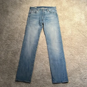 Levis 501 jeans - Nu säljer jag mina Levis 501 jeans! Jag har haft dessa byxor i snart ett halvår, jeansen är i 9/10 skick då dom ändå har varit använda men ytterst lite! Skriv om ni är intresserade!