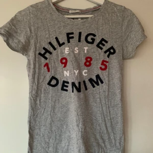 T-shirt från Tommy Hilfiger - Använd men i fint skick Storlek S, men passar även XS