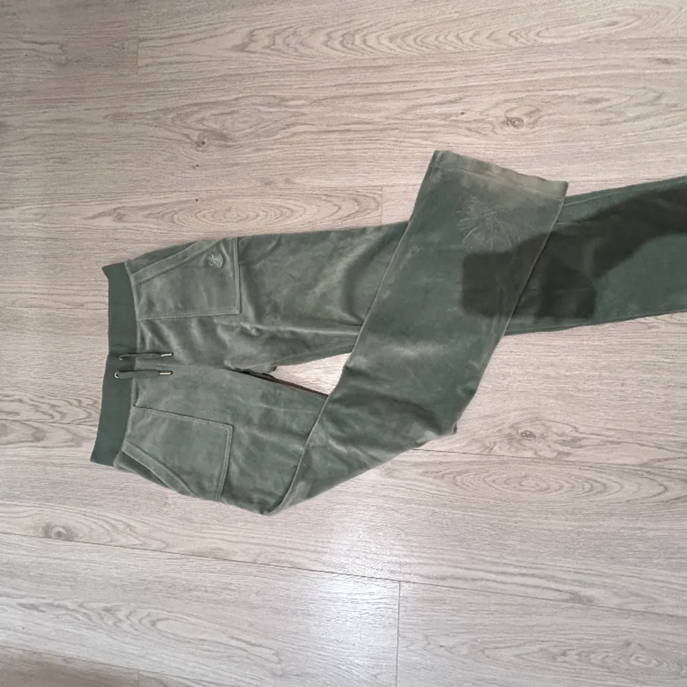 Gröna juicy byxor, sparsamt använda, köpta för 1000/1100, tryck inte på köp nu , hör av er vid intresse💘💘. Jeans & Byxor.