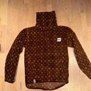 Fleecetröja  - Superfin feecetröja från eivy, perfekt när man åker skidor!! Nyskick!!