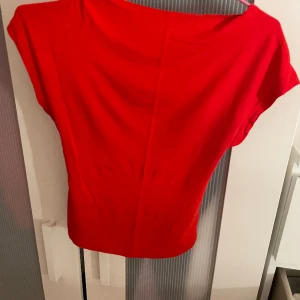 Topp med öppen rygg - Super fin, tyvärr lite liten. 💓