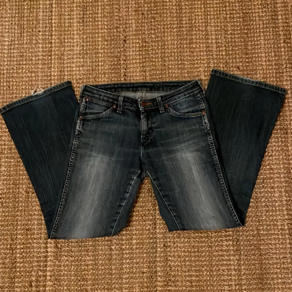 Jätte snygga bootcut jeans low waist från wrangler, W29 L30. Jag köpte dom här på Plick men säljer dom då dom var aningen korta för mig som är 166. Dom är i mycket bra skick❤️. Jeans & Byxor.