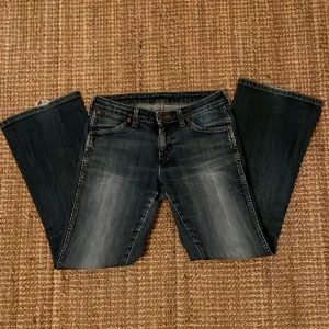 Wrangler jeans  - Jätte snygga bootcut jeans low waist från wrangler, W29 L30. Jag köpte dom här på Plick men säljer dom då dom var aningen korta för mig som är 166. Dom är i mycket bra skick❤️