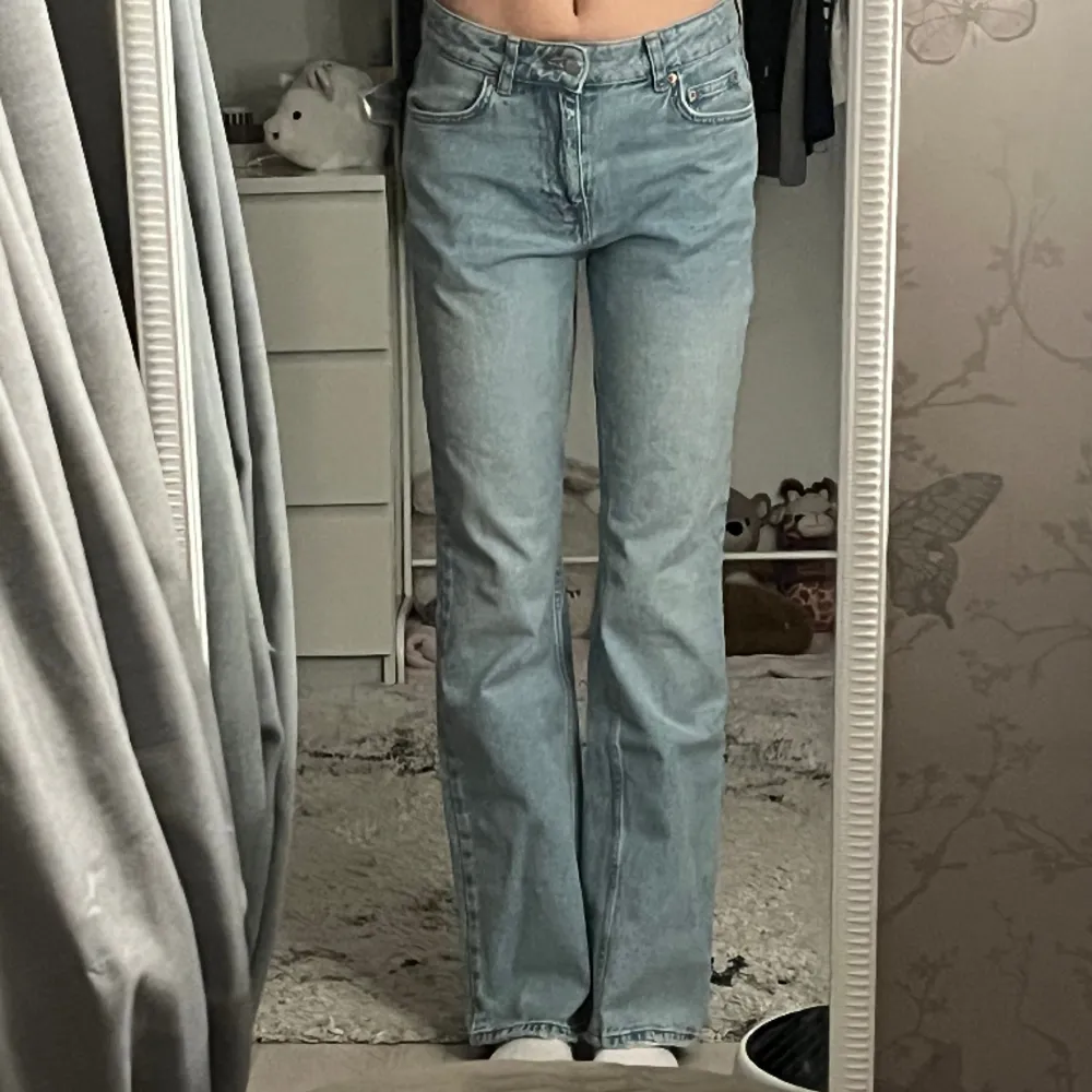 Hej jag säljer dessa Gina jeans för dem passar mig inte längre dem är för stora o lite för korta för min smak dem är jätte fina använda en gång bara och bara att skriva om ni vill ha fler bilder inerben måttet är 76cm köparen står för frakten💕. Jeans & Byxor.