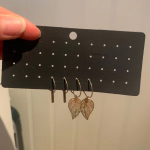 Guld örhängen - Två olika set av guld örhängen. Sista bilden är på baksidan av örhängena.💞