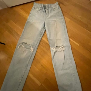 Jeans - Jeans från gina med hål i knäna. Väl omhändertagna i storlek 32. Hör gärna av er om ni har frågor eller vill ha bild när de sitter på🫶🏼