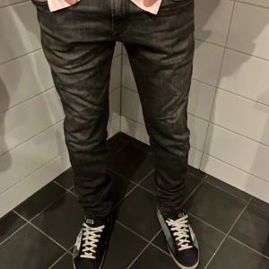 Replay Anbass jeans - Hej, säljer nu dessa riktigt fräscha replay jeansen, modell anbass i strl 31! Skicket är 9,5/10 och nypris 2000kr Ifall ni har någon fundering/fler bilder så är det bara att skriva/LB