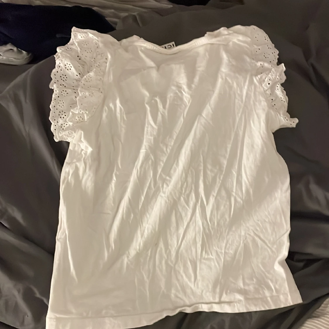 Fin vit tröja med volang  - 91