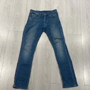 Ett par slim fit jeans från Emporio Armani. Ca 8/10-9/10 skick och är i väldigt bra kvalitet. Nypris ligger på ca 2000kr