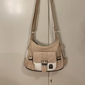 Väska - Jätte fin väska som jag köpte i sommars. Använda ett då tal gånger.☺️