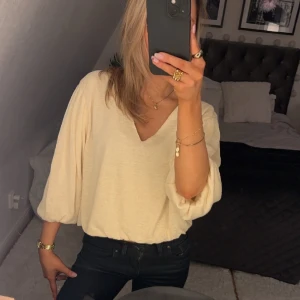 Blus  - Ljusgul blus som aldrig är använd, storlek L men sitter fint på mig som brukar ha S.
