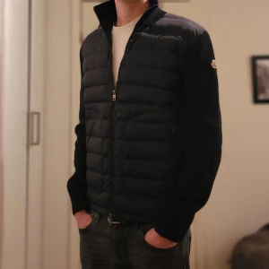 Moncler Cardigan - En riktigt fet svart moncler cardigan! Superfint skick, storlek XL, jag är 185! Äkthetsbevis finns!