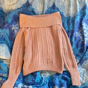 Stickad off-shoulder tröja - Skick: andvänd ett fåtal gånger, bra skick. 