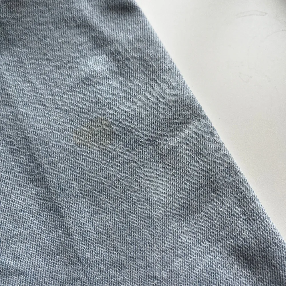 Ljusblå vida jeans ”Rory” från Madlady.  Storlek EU34, passar typ XS. Längden är Regular, 32.  Kostar 649 kr i nypris. (Liten ljus fläck nere vid benet på baksidan, men syns knappt, visas på sista bilden). Jeans & Byxor.