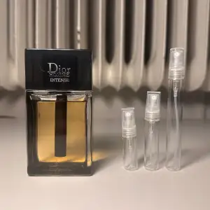 Dior Homme Intense splittar på 2/3/5/10 ml till pris av 50/70/110/200 kr respektive, kan köpas i bunt med respektive andra parfymer från min samling.