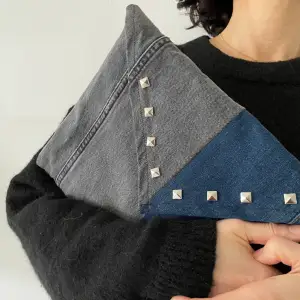 Vi säljer den här super coola datorfodral gjort av både gråa och mörkblåa jeans med silvriga nitar💓💓 Fodralet har magnetknapp💓💓