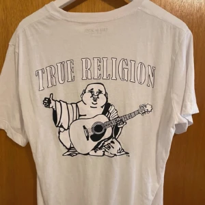 True religion  - Bara använd några gånger. Bra skick. Lite nopprig men trycket är helt. 