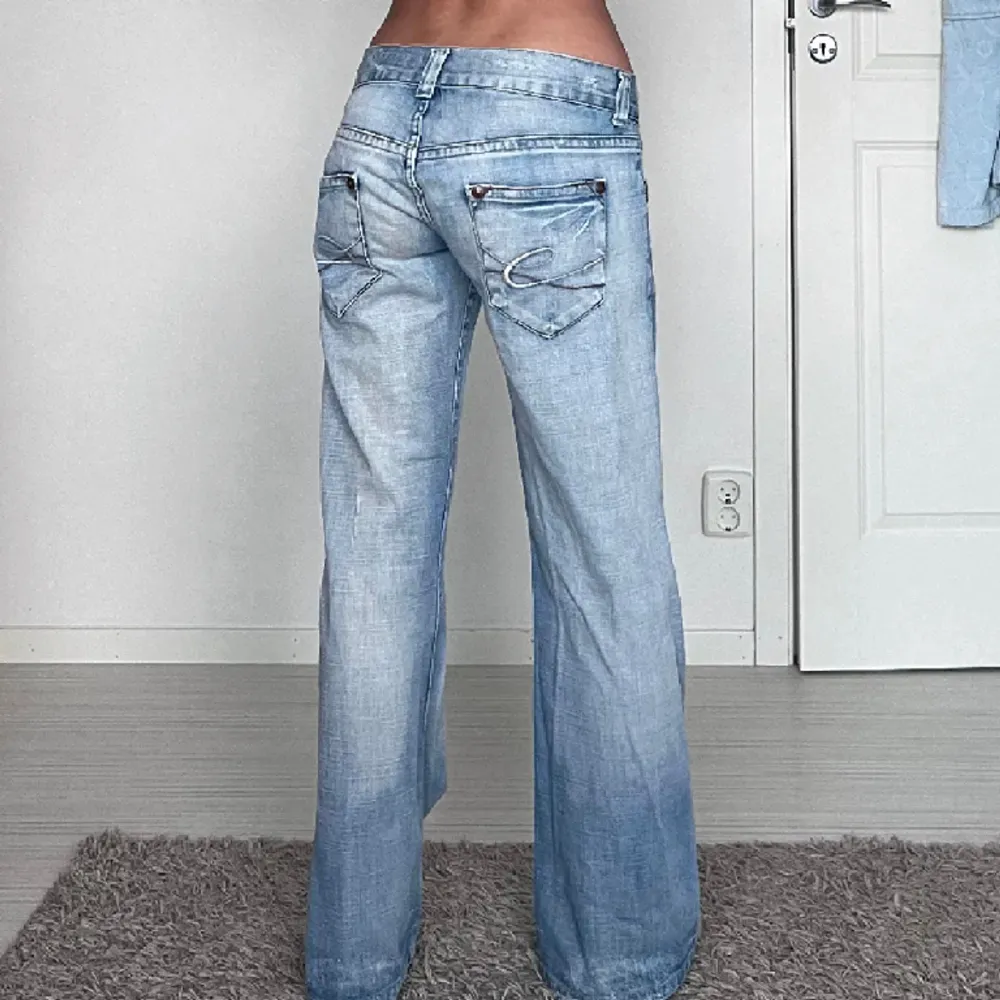  midjemått 37cm tvärs över och innerbensl 80cm💕bilderna är lånade av tidigare säljaren. Jeans & Byxor.