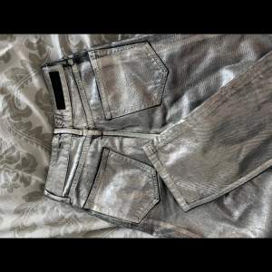Supercoola silvriga jeans från Ginas Icona Pop kollektion!🪩🌟Superfint skick! Använda endast vid ett tillfälle! Strl 34