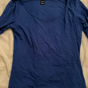 Säljer denna blåa långärmade tröja från Shein i storlek xs. Finns fler bilder. 