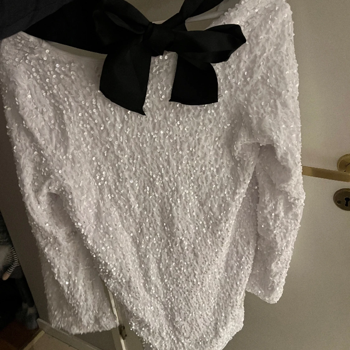 Paljettklänning med svar rosett - 90