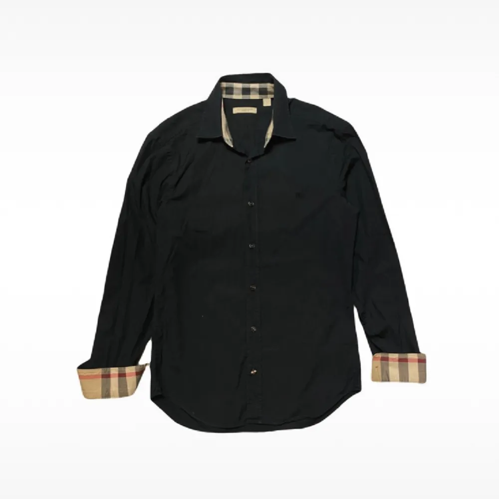 Säljer denna svarta burberry skjorta i storlek L men Passar egentligen M. Skick 9/10. Pris kan diskuteras vid snabb affär.. Skjortor.