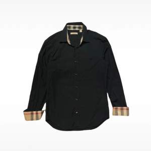 Säljer denna svarta burberry skjorta i storlek L men Passar egentligen M. Skick 9/10. Pris kan diskuteras vid snabb affär.