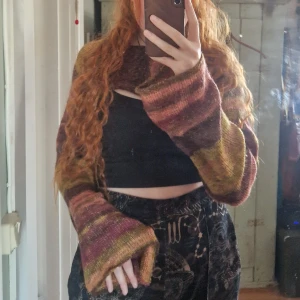 Stickad Top - Helt ny, aldrig använd stickad Top från Urban Outfitters. Prislapp kvar. Riktigt lång i ärmarna.