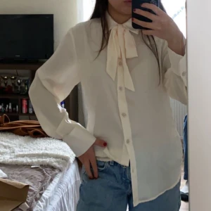 Skjorta - Såå fin Blair Waldorf-aktig skjorta med supersöta blommiga pärl-knappar som jag köpte förra året men som endast kommit till användning 1 gång, därav även i nyskick! 🤩💗