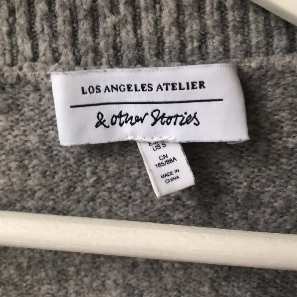 Säljer denna jättefina stickade tröjan från &otherstories. Köpt secondhand💕 säljer då jag inte använder den längre☺️. Stickat.