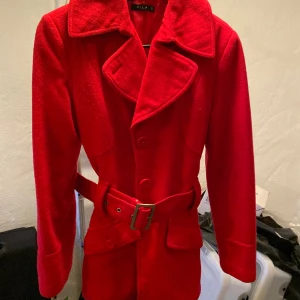 Jacka - Jätte  fint röd jacka i strl S i bra skick.