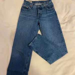 Mörkblåa Levi’s 501 90-tals jeans. Rak modell. Storlek W23 L32. Använt typ 2 gånger. Nyskick