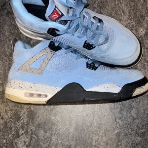 Jordan 4 university blue - J4 uni blå i storlek 45 har slutat använda de och Darför ska de säljas. De är lite smutsiga men det går o ta bort väldigt lätt. Priset går o diskutera 