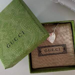 Halsband från Gucci i äkta silver, haft ett tag men fortfarande i fint skick. Originalpris 220€. Har kvar original förpackning. Obs. Två av bilderna är lånade. Säljs vid bra bud, minimum 1000kr. 