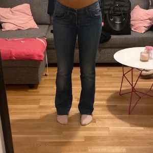 Hugo Boss lågmidjade bootcut jeans! - Superfina ljusa/lightwash/ljusblå vintage Hugo Boss jeans, köptes secondhand men är i perfekt kvalitet. Fråga om du vill ha mått eller fler bilder 💕 storlek S
