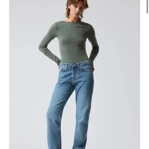 Weekday jeans i pin mid straight. Storlek W30 L34 passar mig i längden som är runt 180 cm lång. Fin mellan blå färg🩵