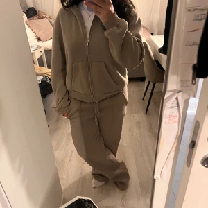 Mjukis byxa + kofta  - Mjukis sett från lager 157, (kan köpa koftan enskilt), använt 1 gång. Kofta = L, Byxor = M 