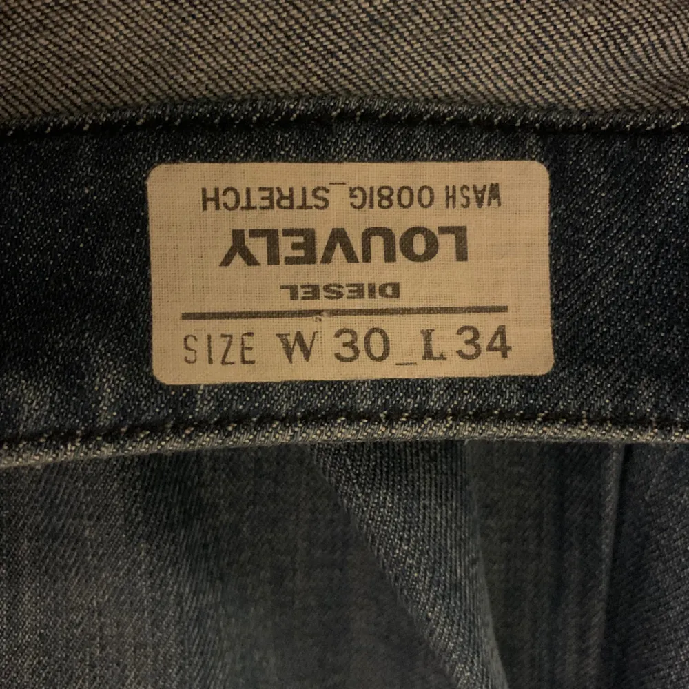 Jätte snygga jeans som inte kommer till någon användning då dom är för långa, lite slitna där nere vid benen men utöver de är de i väldigt bra skick❤️‍🔥. Jeans & Byxor.