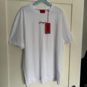 Säljer denna Hugo Boss T-shirt o storlek L. Helt oanvänd och prislapp kvar!🤩 Köpt för ca 600kr, pris: 350kr