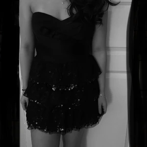 FESTKLÄNNING  - Supersnygg volangklänning med paljetter!! 