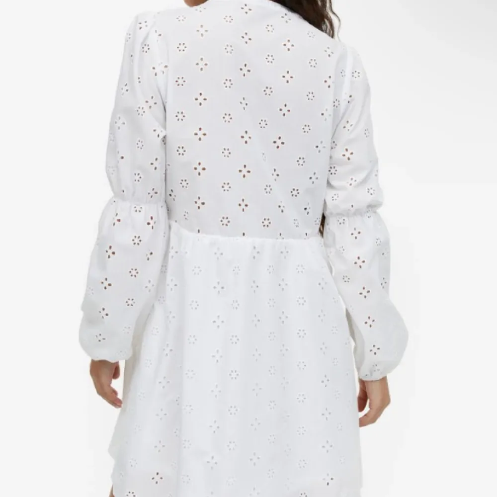 En vit klänning som är helt oanvänd. Storlek Xs men passar mig som bruka ha S. Slutsåld på h&m hemsida. . Klänningar.