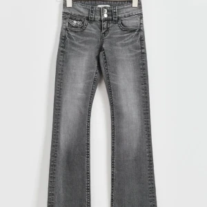 Lågmidjade jeans - Helt nya jeans från Gina tricot köpta på barnavdelningen, passar mig som vanligtvis har 34/36. De var något korta på mig som är 166, så de är nersydda nån cm så de blir lite längre 🤩 säljer för jag inte tyckte de blev tillräckligt långa för min smak😔