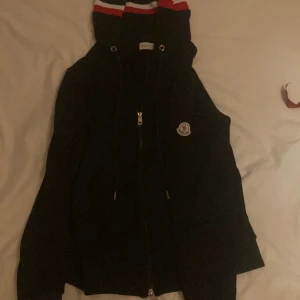 Moncler Zip (Maglia) - Nfc scan funkar. Helt ny ( Använd fåtal gånger) Säljer på grund av att den ej kommer till användning ! Köpt i usa kvitto finns!
