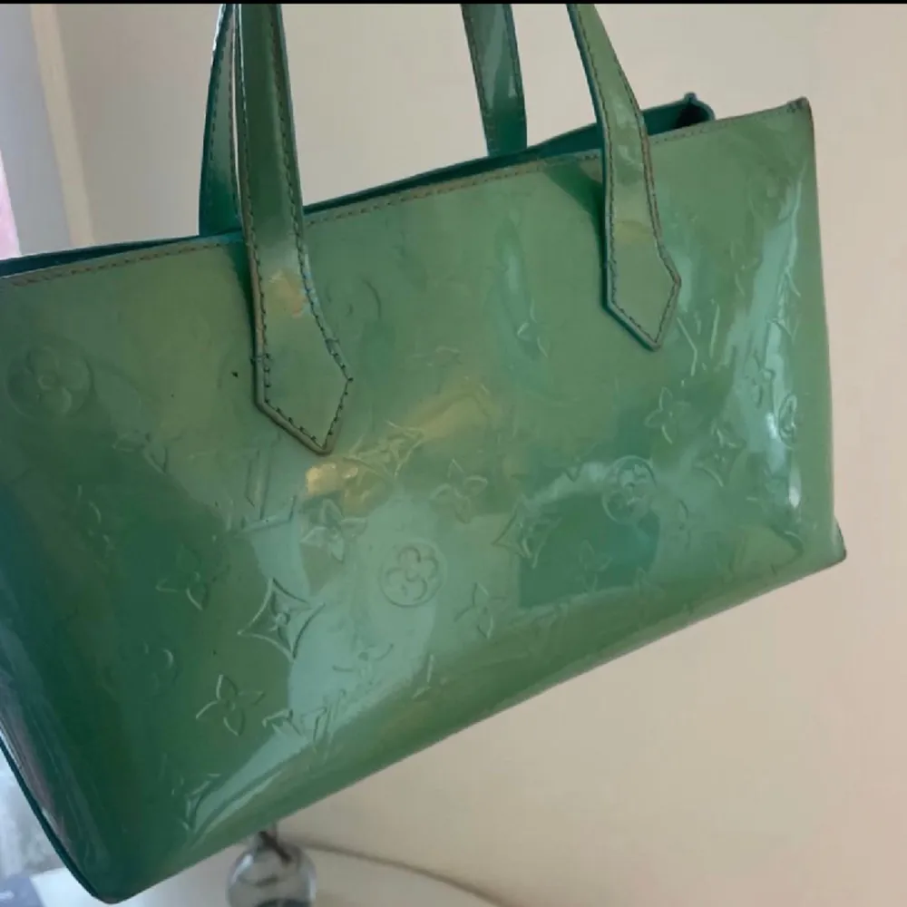 Vintage Louis Vuitton Wilshire väska i Patent Leather. Från Vestiaire Collective, kvitto finns. Skavanker på handtag och insida men annars i gott skick. . Väskor.