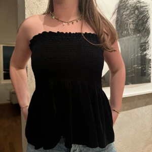 Multifunktionell topp - Detta plagg är egentligen en kjol men kan även användas som topp! Supersnygg och fin i svart sammet 🖤🖤👀
