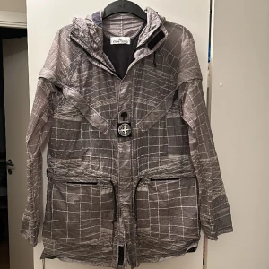 Stone Island jacka - Stone island jacka köpt för 10 tusen nypris Använd 1-2 gånger Max Storlek M men kan även passa L Jackan är i helt nytt skick    Inga defekter Pris kan diskuteras