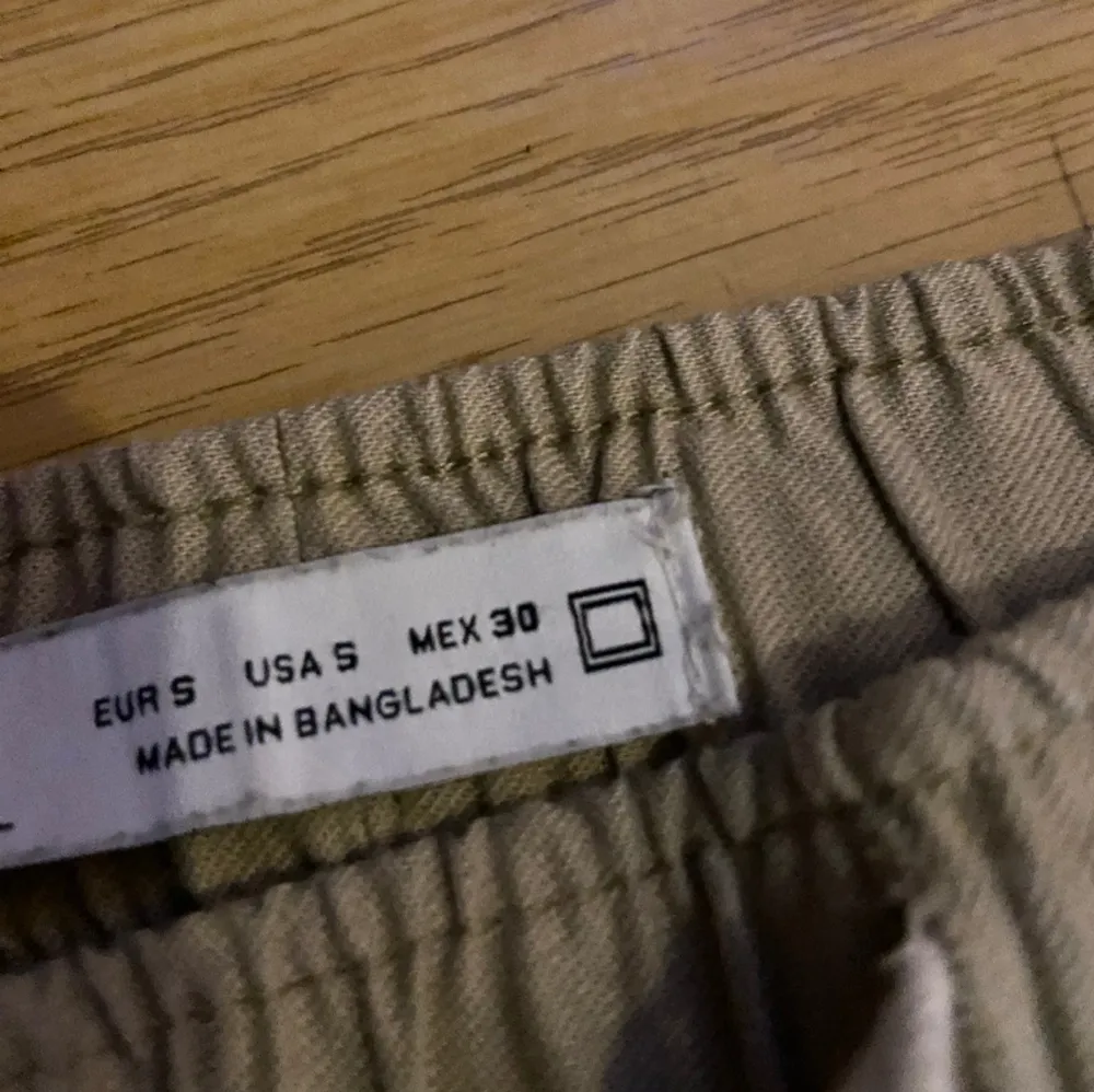 säljer ett par chinos/linne byxer från zara då dem inte längre är min stil. Men dem är riktigt feta och har fått många komplimanger av dem.. Jeans & Byxor.